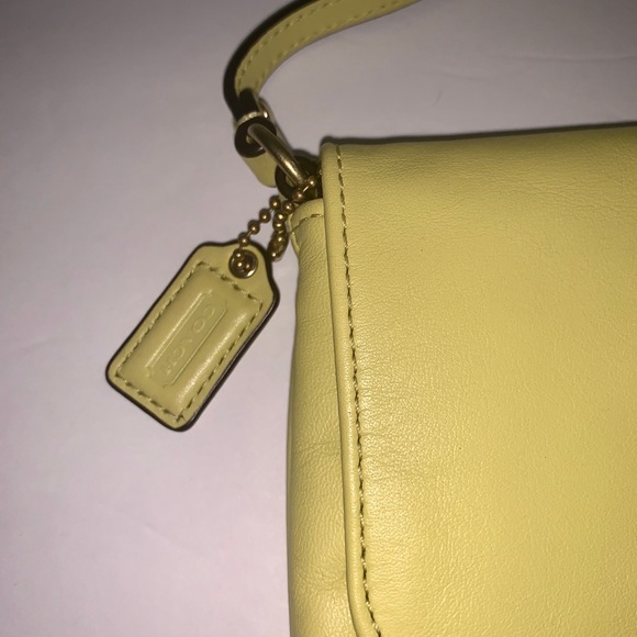 Beautiful X-Large Coach Wristlet Chartreuse color - Picture 4 of 4